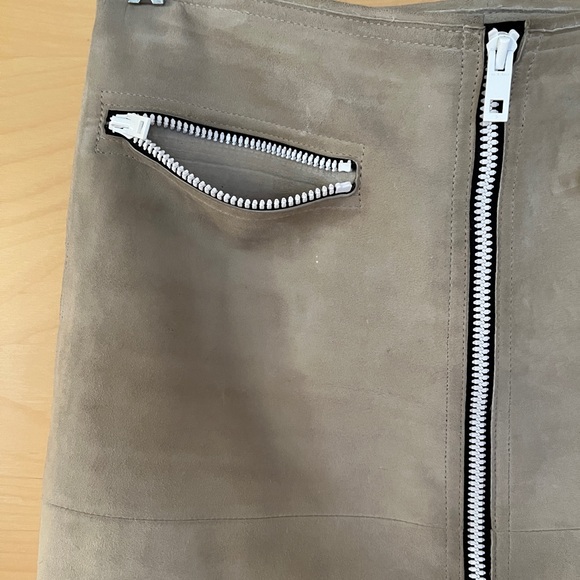 Rag and Bone Mid-length Suede Skirt w/ White Front Zipper - Size 4 - Picture 5 of 11